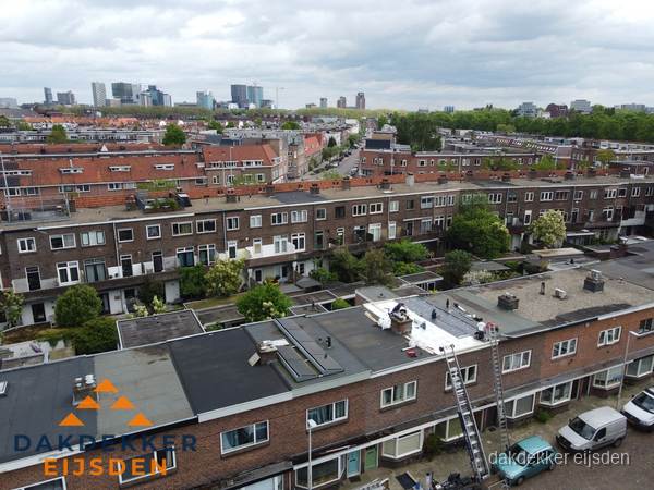Spoed dakdekker aan het werk op plat dak in woonwijk Eijsden Spoed dakdekker aan het werk op plat dak in woonwijk Eijsden