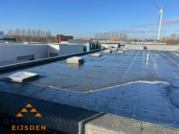 Plat dak bedrijfspand met bitumen dakbedekking en lichtkoepels in Eijsden Plat dak bedrijfspand met bitumen dakbedekking en lichtkoepels in Eijsden