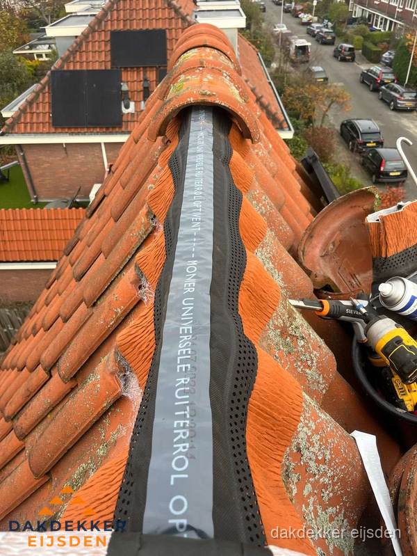 Dakdekker vervangt nokvorst met ruiterrol op pannendak in Eijsden