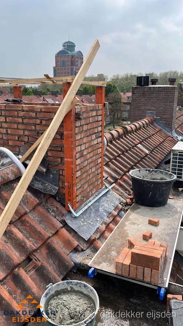Schoorsteen renovatie met metselwerk op schuin dak in Eijsden
