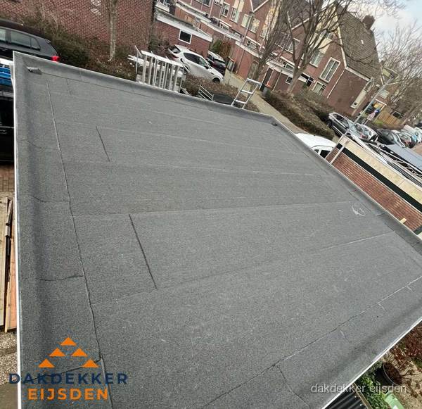 Nieuwe bitumen dakbedekking op plat dak van garage in Eijsden