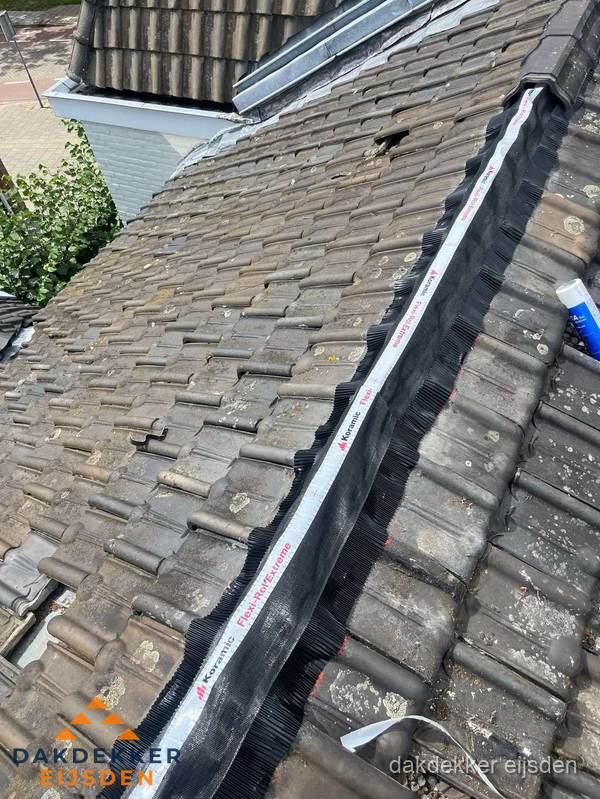 Nokvorst renovatie met Koramic nokrol op schuin pannendak in Eijsden Nokvorst renovatie met Koramic nokrol op schuin pannendak in Eijsden