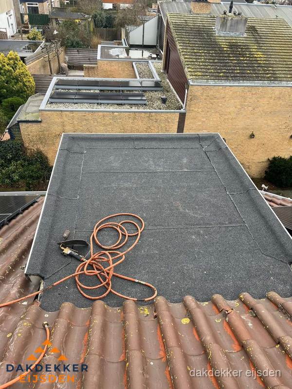 Reparatie aansluiting plat dak en schuin dak in Eijsden Reparatie aansluiting plat dak en schuin dak in Eijsden