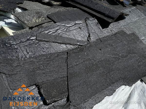 Verwijderd oud bitumen dakleer klaar voor vervanging in Eijsden