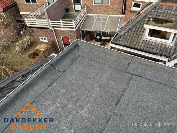 Overzicht plat dak met dakgoot in woonwijk Eijsden Overzicht plat dak met dakgoot in woonwijk Eijsden