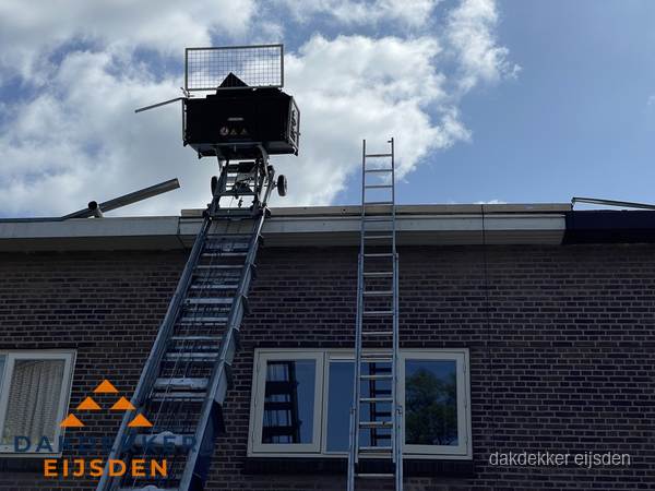 Ladderlift en ladder bij woning voor dakinspectie in Eijsden Ladderlift en ladder bij woning voor dakinspectie in Eijsden