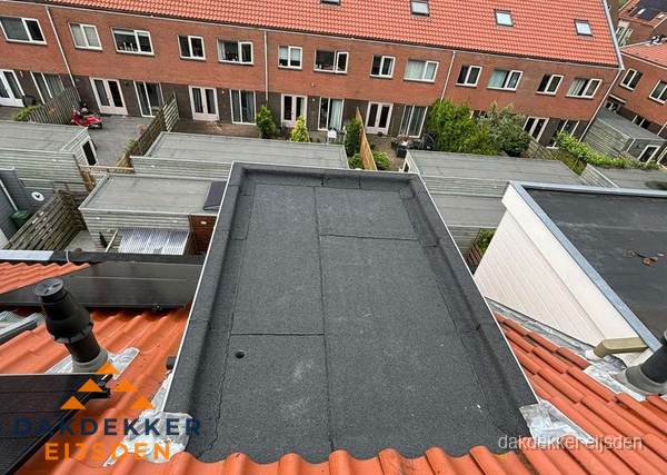 Plat dak met bitumen bedekking naast dakkapel in Eijsden