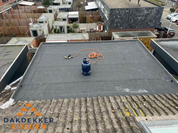 Plat dak met bitumen dakbedekking en brander in Eijsden Plat dak met bitumen dakbedekking en brander in Eijsden