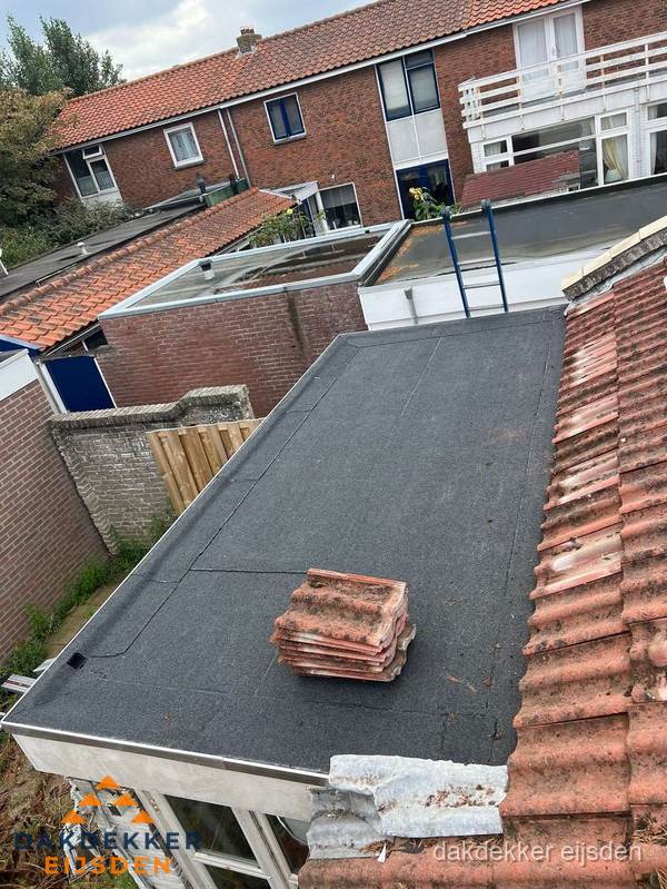 Aanbouw plat dak met reservepannen voor dakpannen vervangen in Eijsden Aanbouw plat dak met reservepannen voor dakpannen vervangen in Eijsden