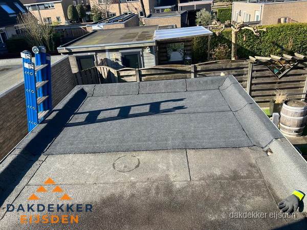 Dakdekker bij bitumen plat dak renovatie in Eijsden Dakdekker bij bitumen plat dak renovatie in Eijsden