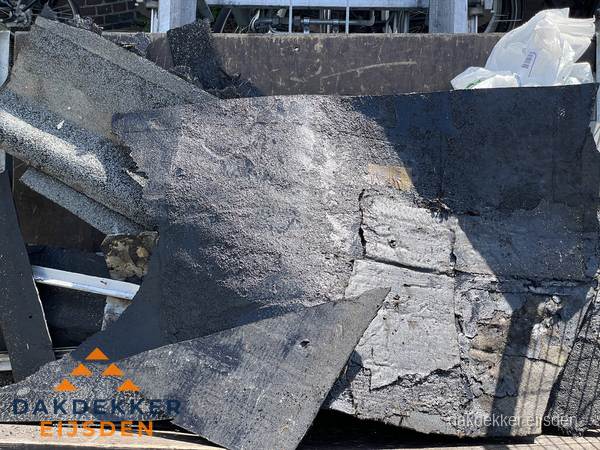 Kosten dakrenovatie: afvoer oud dakmateriaal in Eijsden