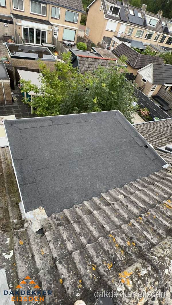 Plat dak aanbouw met bitumen dakbedekking in woonwijk Eijsden Plat dak aanbouw met bitumen dakbedekking in woonwijk Eijsden