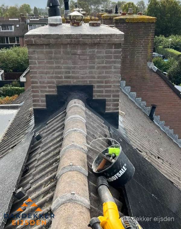 Schoorsteen met loodaansluiting en nokvorst op pannendak in Eijsden Schoorsteen met loodaansluiting en nokvorst op pannendak in Eijsden