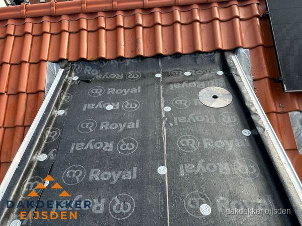 Nieuw dak met dakpannen en Royal onderlaag bij woning in Eijsden Nieuw dak met dakpannen en Royal onderlaag bij woning in Eijsden
