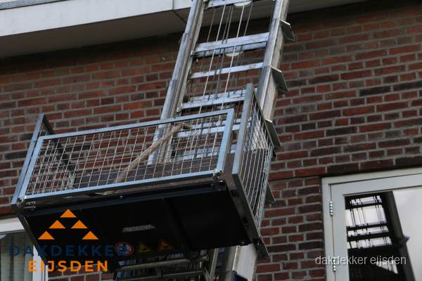 Ladderlift met dakpannen voor dakpan reparatie in Eijsden Ladderlift met dakpannen voor dakpan reparatie in Eijsden