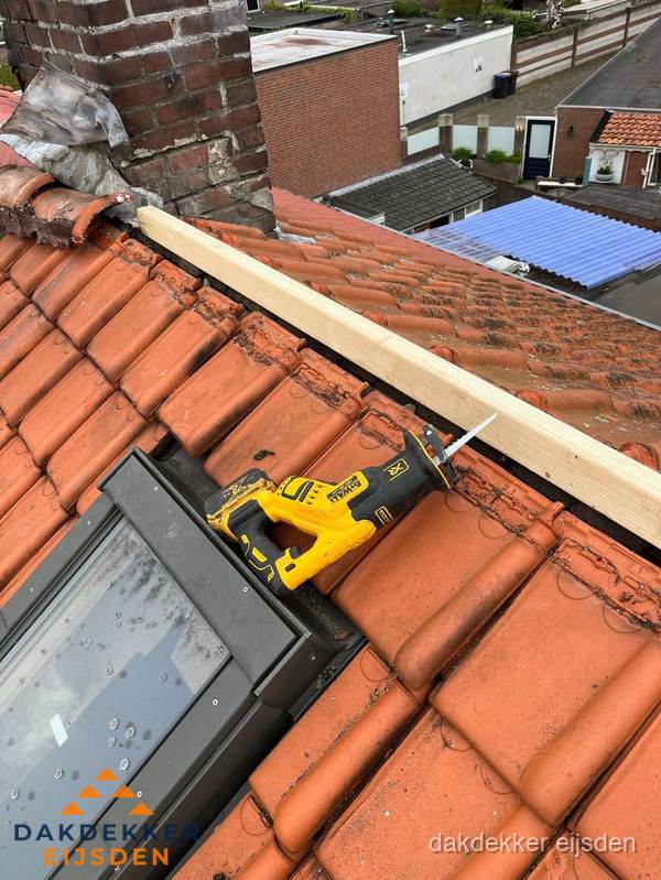 Kosten dak vervangen: werkzaamheden aan pannendak in Eijsden Kosten dak vervangen: werkzaamheden aan pannendak in Eijsden