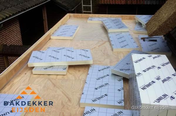 PIR isolatieplaten leggen op plat dak in Eijsden