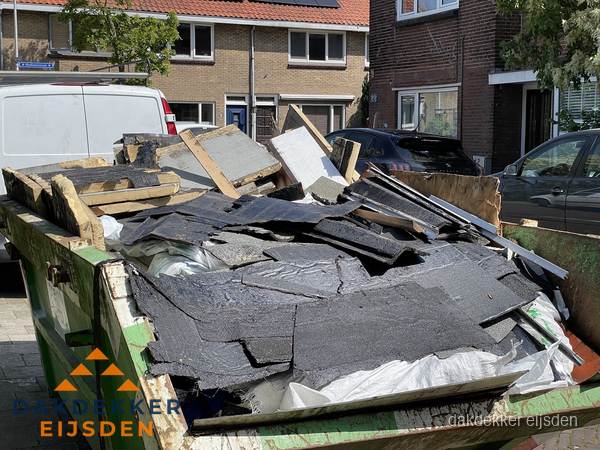 Afvalcontainer met gesloopt dakmateriaal tijdens dakkapel renovatie in Eijsden Afvalcontainer met gesloopt dakmateriaal tijdens dakkapel renovatie in Eijsden