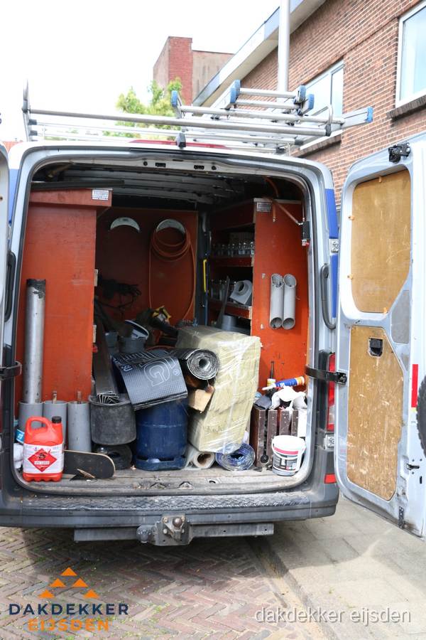 Bedrijfsbus van dakdekker met gereedschap en materialen in Eijsden Bedrijfsbus van dakdekker met gereedschap en materialen in Eijsden