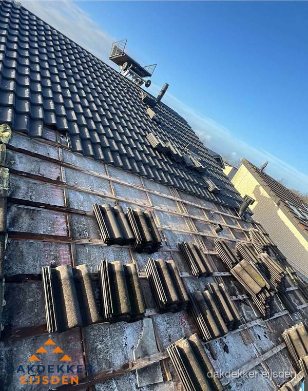 Schuin dak renovatie met nieuwe dakpannen in Eijsden