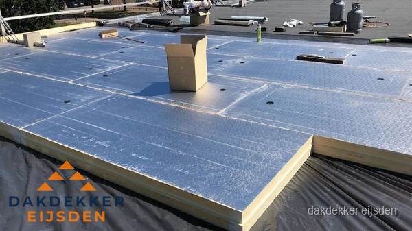 PIR isolatieplaten worden gelegd op plat dak voor dakisolatie in Eijsden PIR isolatieplaten worden gelegd op plat dak voor dakisolatie in Eijsden